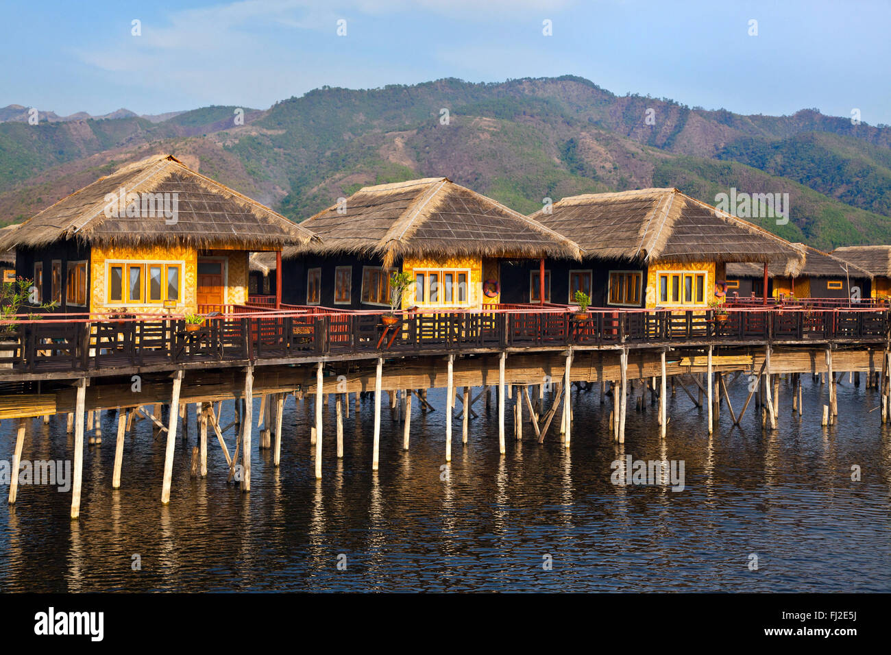 SKY Lake Resort consta de bungalos individuales construidas sobre pilotes en el lago Inle - Myanmar Foto de stock