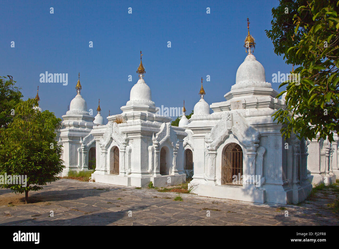 La Kuthodaw Paya alberga 729 losas de mármol del Tripitaka saben como del libro más grande del mundo - Mandalay, MYANMAR Foto de stock