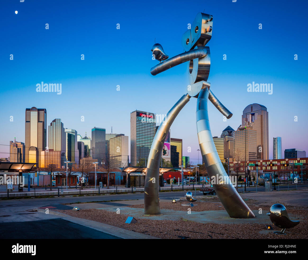 Escultura en metal "Viajes Man', en el barrio de Deep Ellum de Dallas, Texas Foto de stock