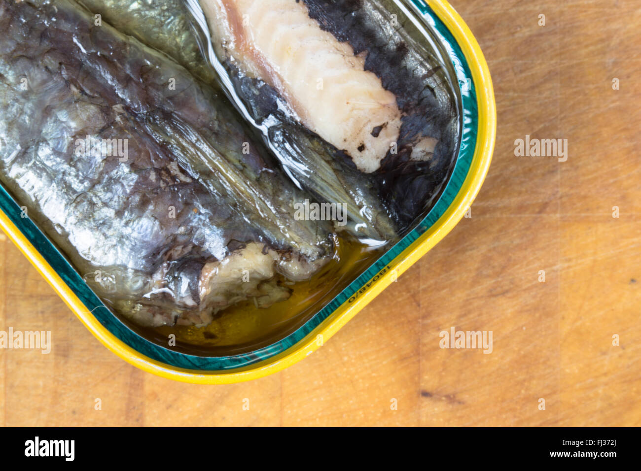 Una imagen macro de enlatados, listos para comer, marroquí de sardinas en aceite de girasol presenta en abierto de estaño. Foto de stock