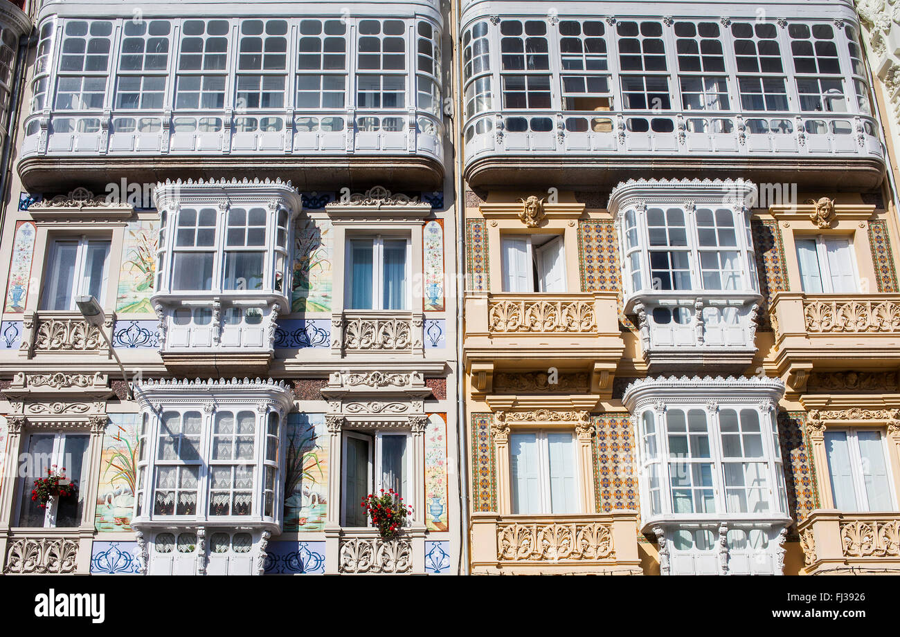 Fachadas de edificios modernistas, la Plaza de la ciudad de Lugo, A Coruña, Galicia, España Foto de stock