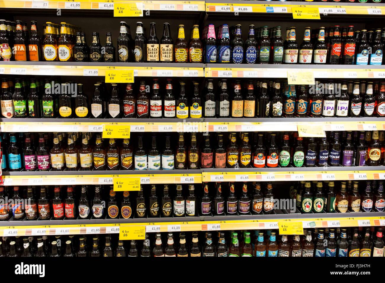Cerveza artesanal y ales de venta en un supermercado Foto de stock