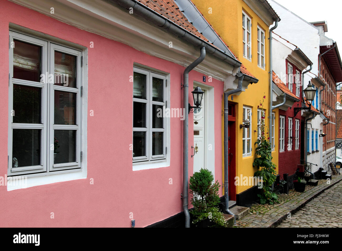 Estrecha callejuela, Aalborg Old Town, en el norte de Jutlandia, Dinamarca, Escandinavia Foto de stock