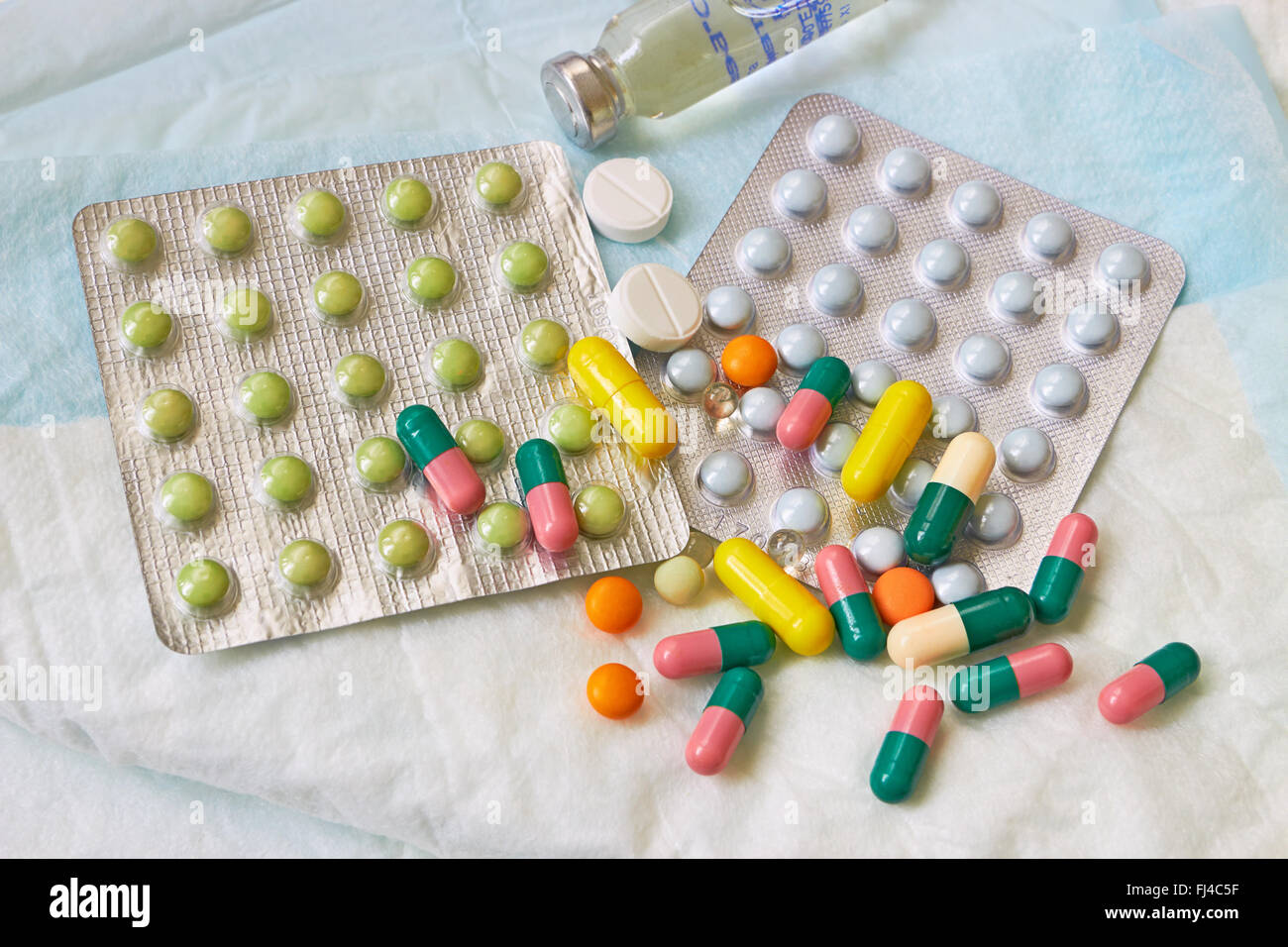 Medical píldoras con un pañal Foto de stock