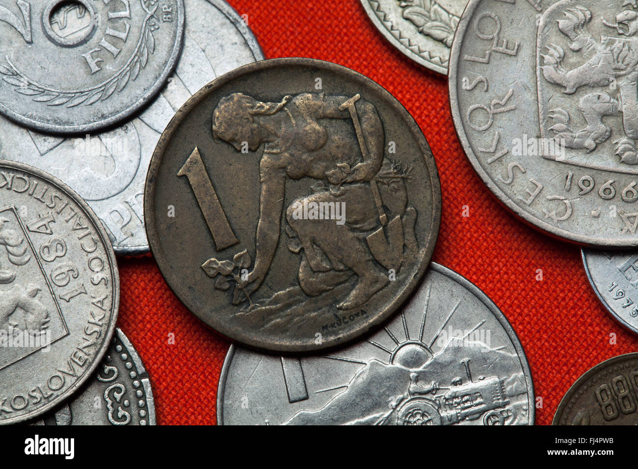 Monedas de Checoslovaquia. Uno koruna moneda checoslovaca (1970) acuñó en la República Socialista de Checoslovaquia. Foto de stock