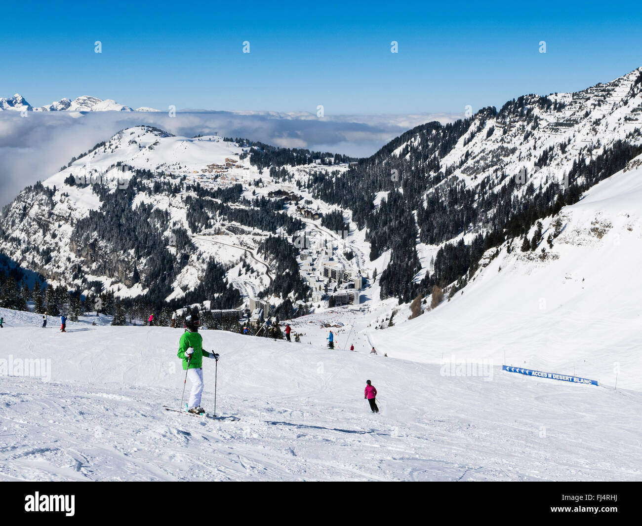 Los esquiadores en laderas nevadas en Le Grand Massif por encima de la zona de esquí de esquí alpino de Flaine, Haute Savoie, Ródano-Alpes, Francia Foto de stock