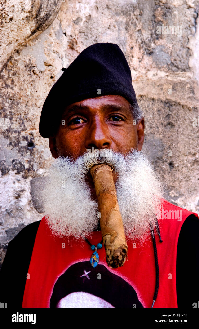 Más cubano con barba y boina fumando un cigarro largo, retrato, Cuba, La Habana Foto de stock