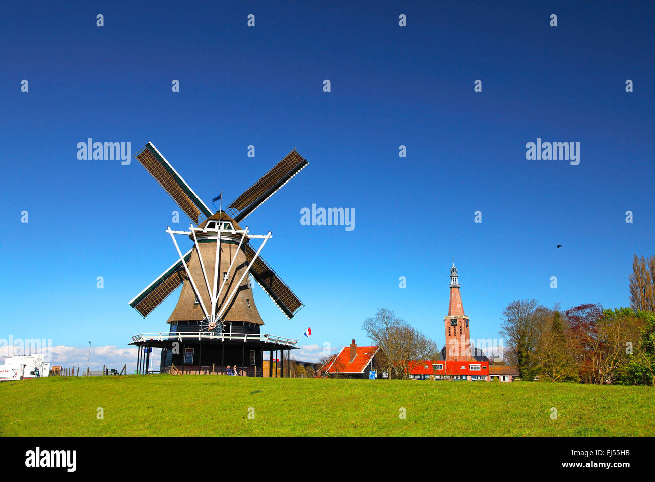 El molino de viento de Herder en el dique en Medemblik, Holanda, Frisia Foto de stock