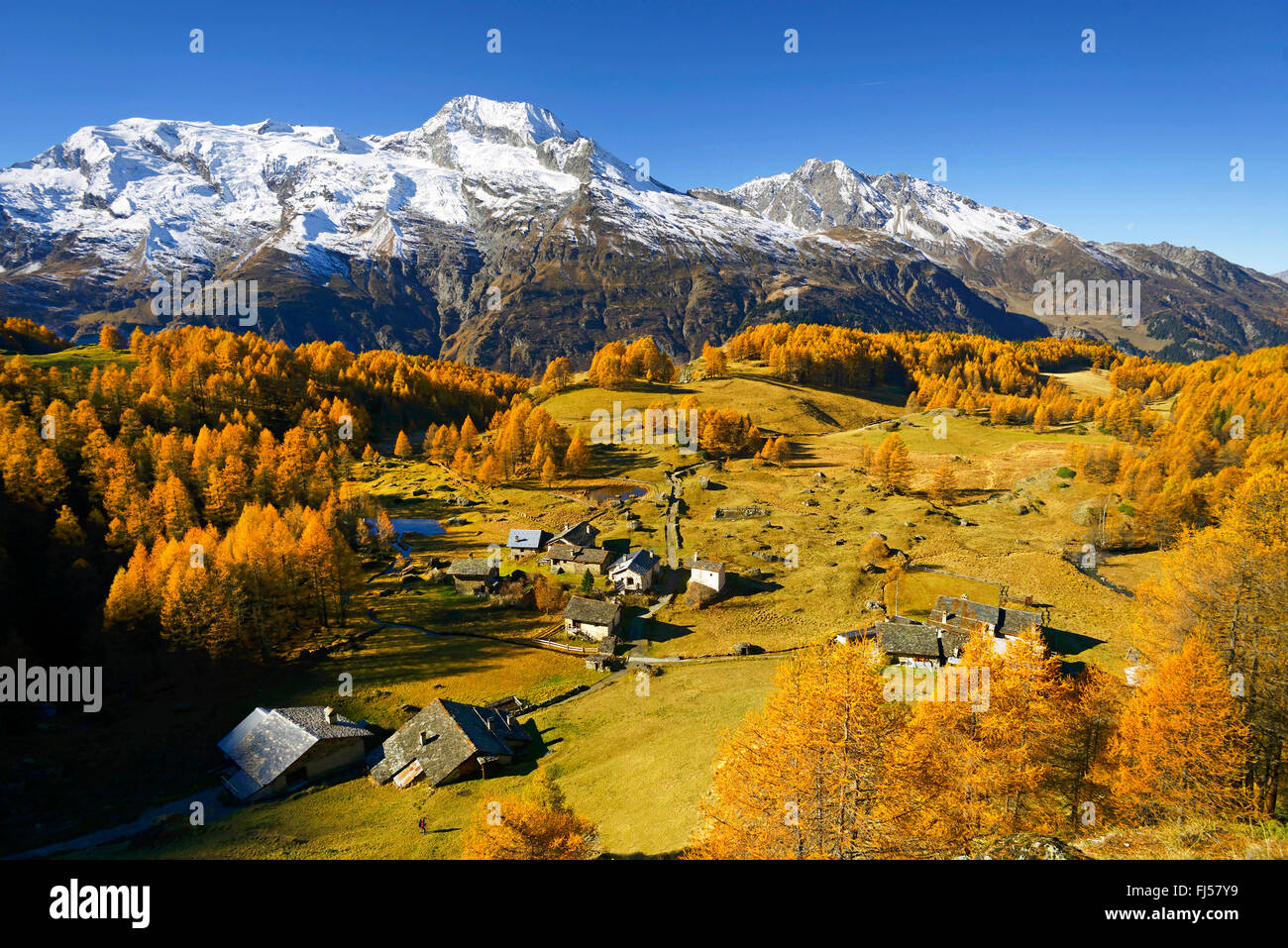 Pueblo de montaña en otoño, Mont pourri de antecedentes, Francia, Savoie, Parque Nacional de Vanoise, Monal Foto de stock