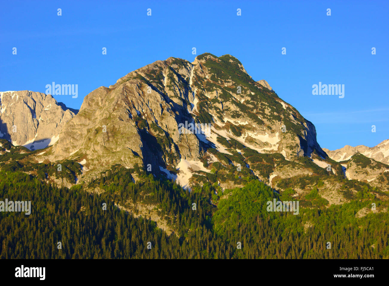 Vista desde Zabljak a Durmitor montañas en la mañana, Montenegro, el Parque Nacional de Durmitor Foto de stock