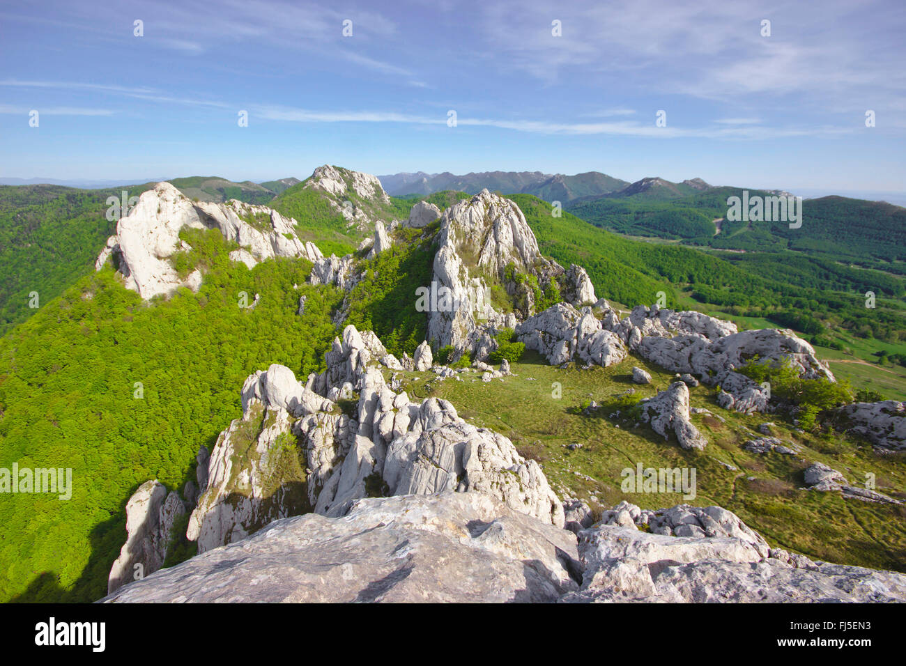 Rocas calizas en la cordillera de Velebit, vista desde Kiza a Kuk od Karline Plano, Croacia Foto de stock