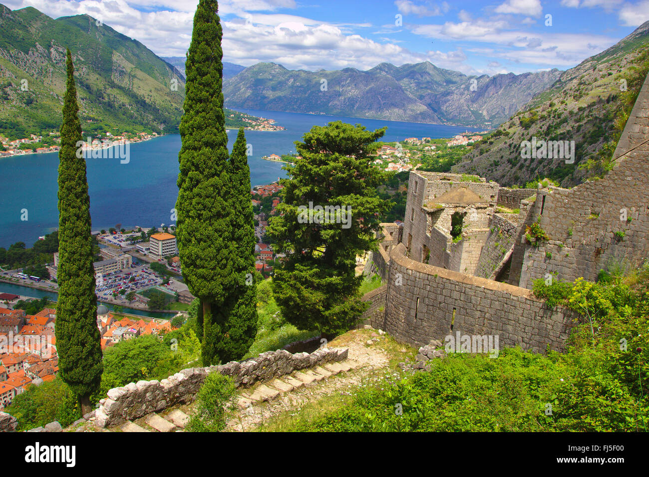 Vista desde la fortaleza del casco antiguo de la ciudad y la bahía de Kotor, Montenegro, Kotor Foto de stock