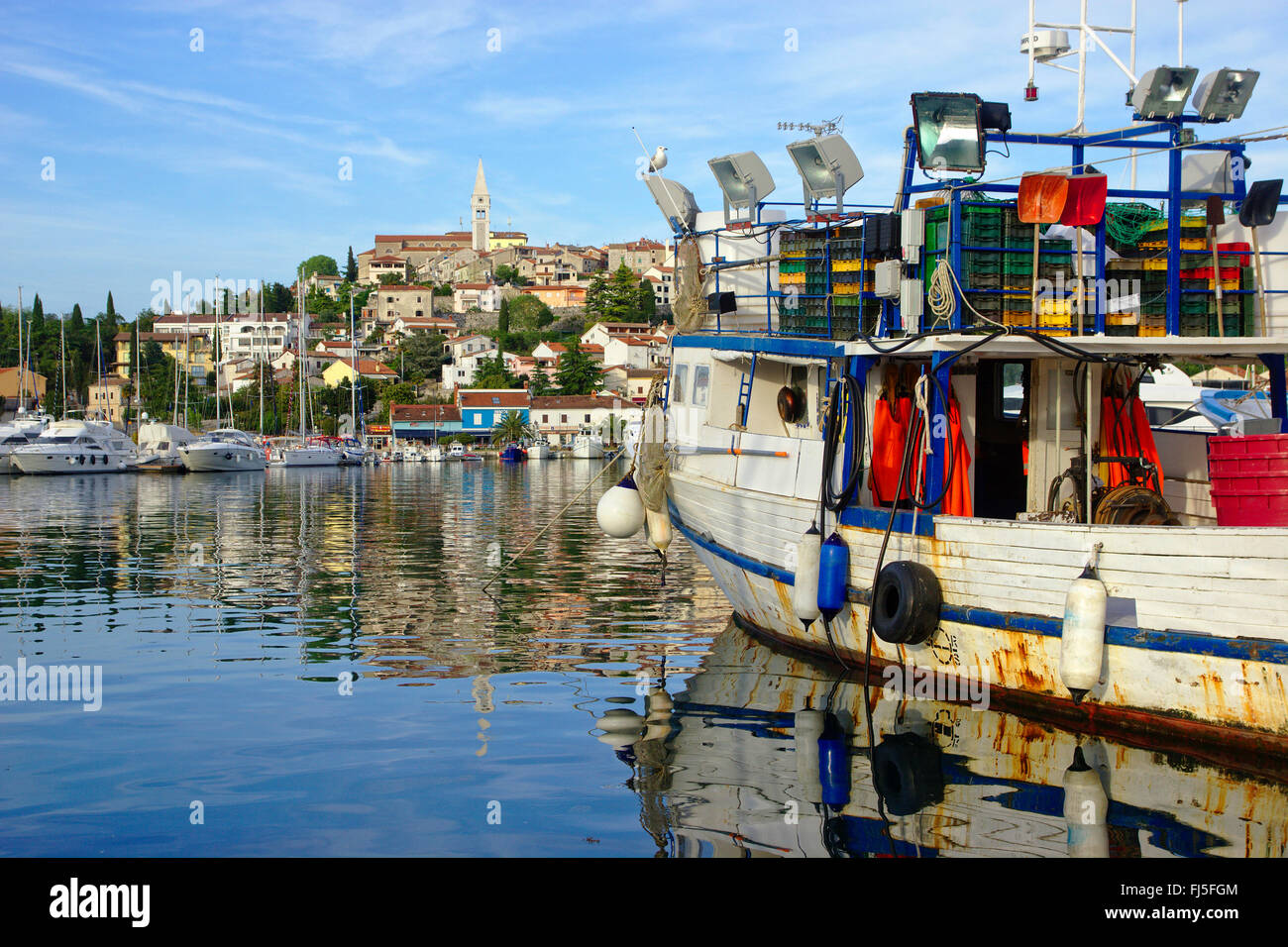 La pesca de arrastre en el puerto, el casco antiguo de la ciudad de Vrsar en Istria, Croacia, antecedentes, Vrsar Foto de stock