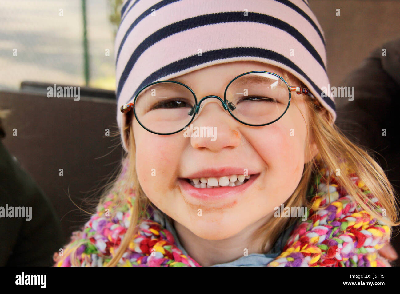 Niña sonriente con gafas, retrato de un niño Foto de stock
