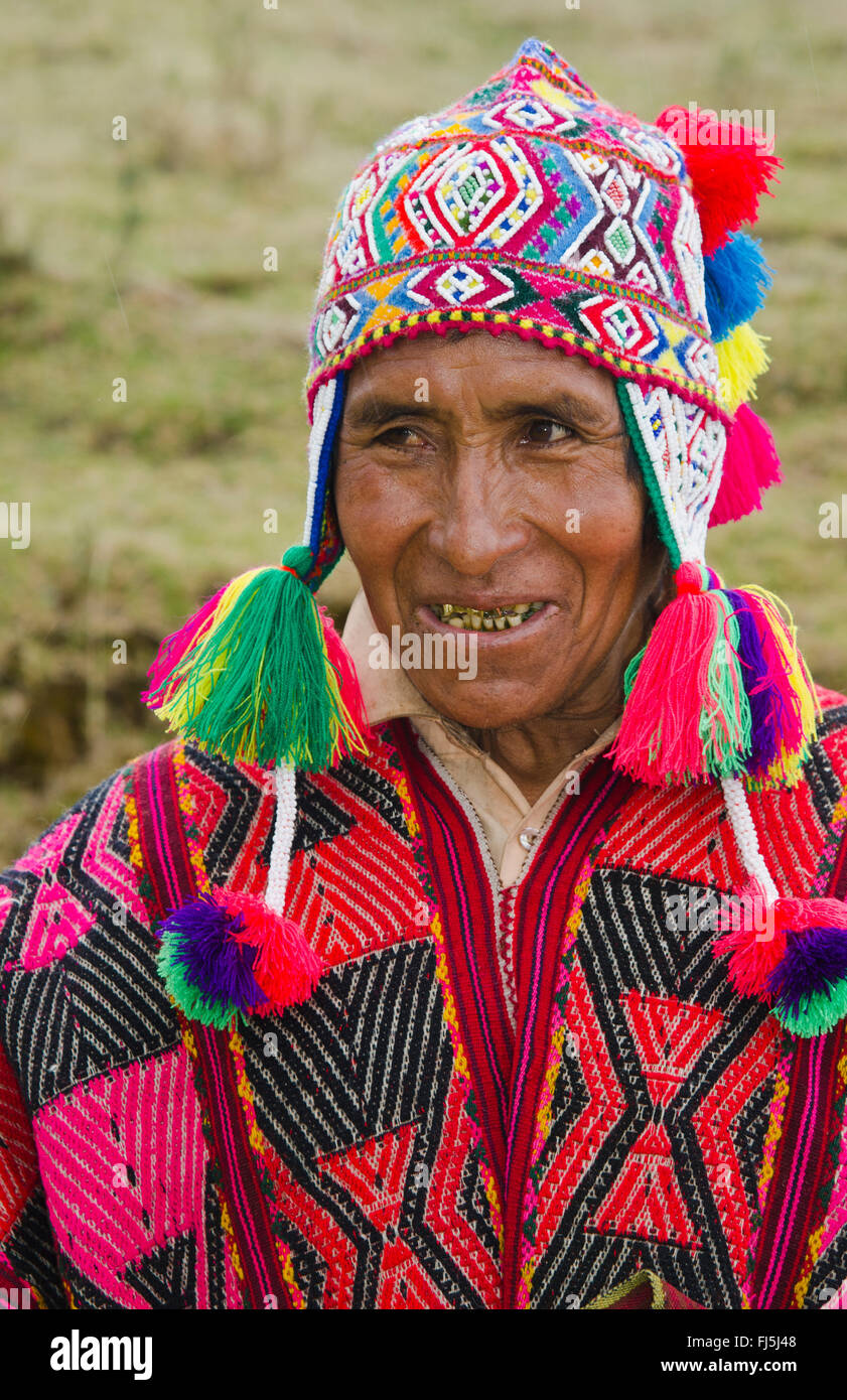 Chamán en trajes tradicionales, retrato, Peru, Cuzco Fotografía de stock -  Alamy