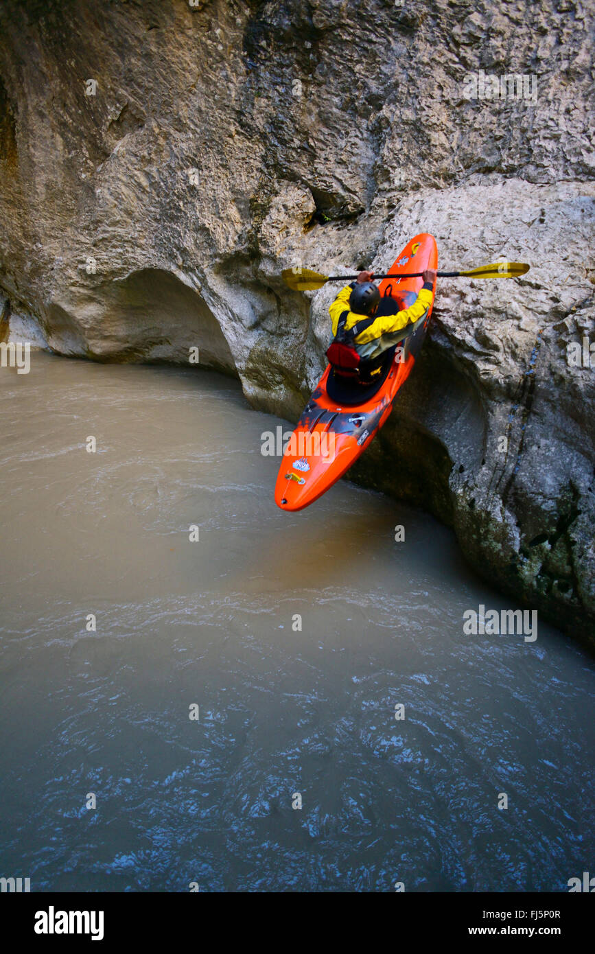 Kayakista saltar desde las rocas en un río de montaña, Gran Cañón del Verdon, Provence, Verdon Foto de stock