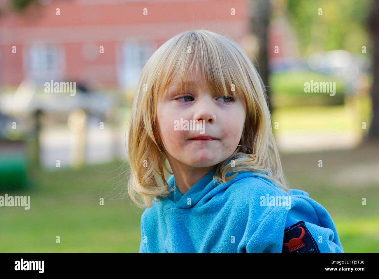 Chico con largo pelo rubio, retrato de un niño, Alemania Foto de stock