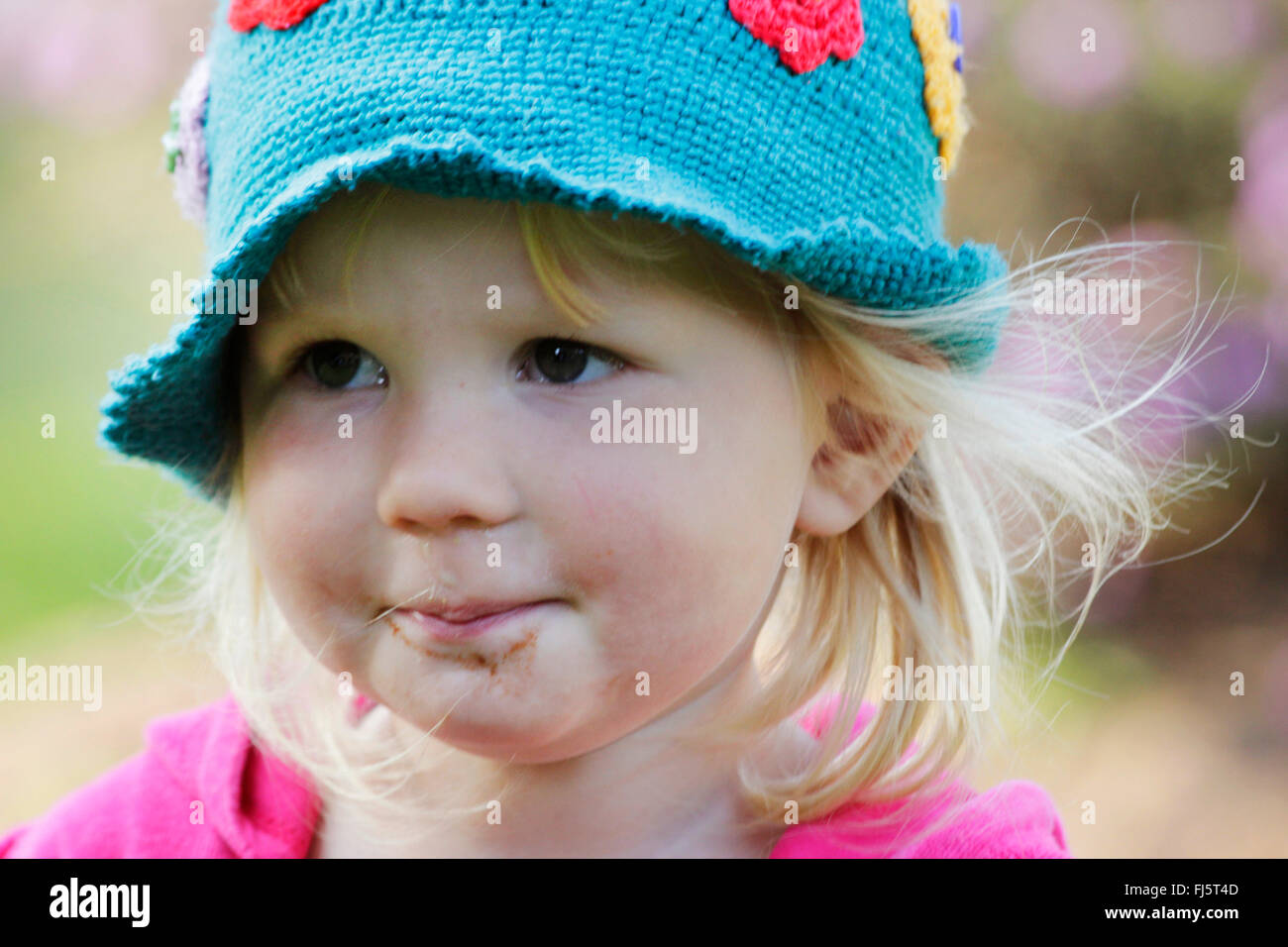 Niña con tapa de ganchillo, retrato de un niño, Alemania Foto de stock