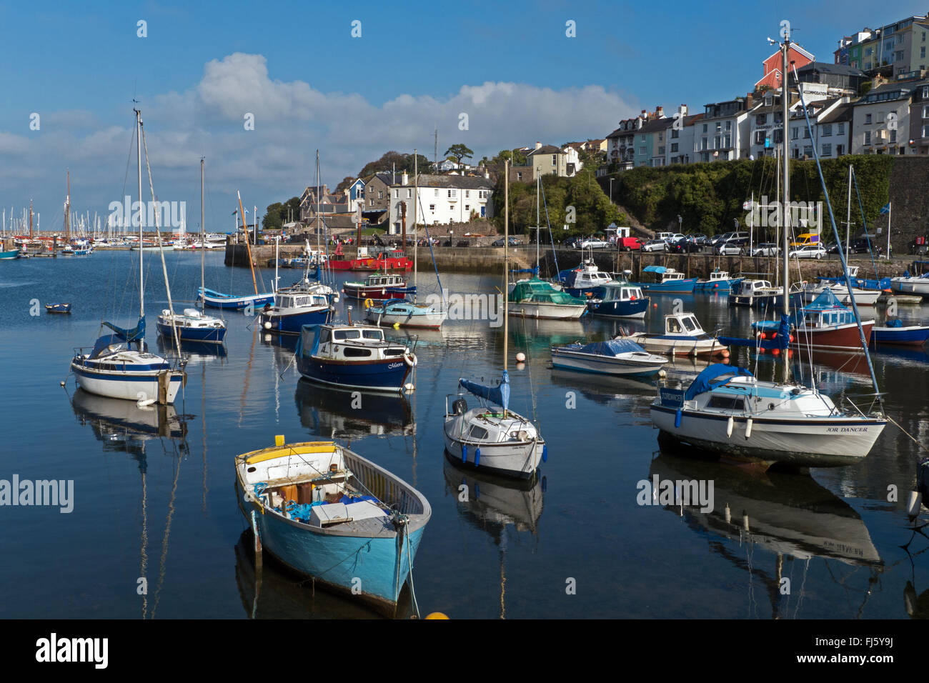 Barcos amarrados en el puerto pintoresco en Brixham, South Devon, Inglaterra Foto de stock