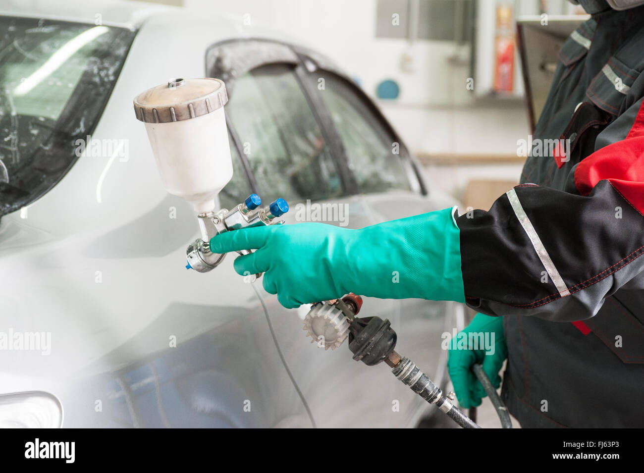 Pistola de pulverización de pintura para pintar un coche Fotografía de  stock - Alamy