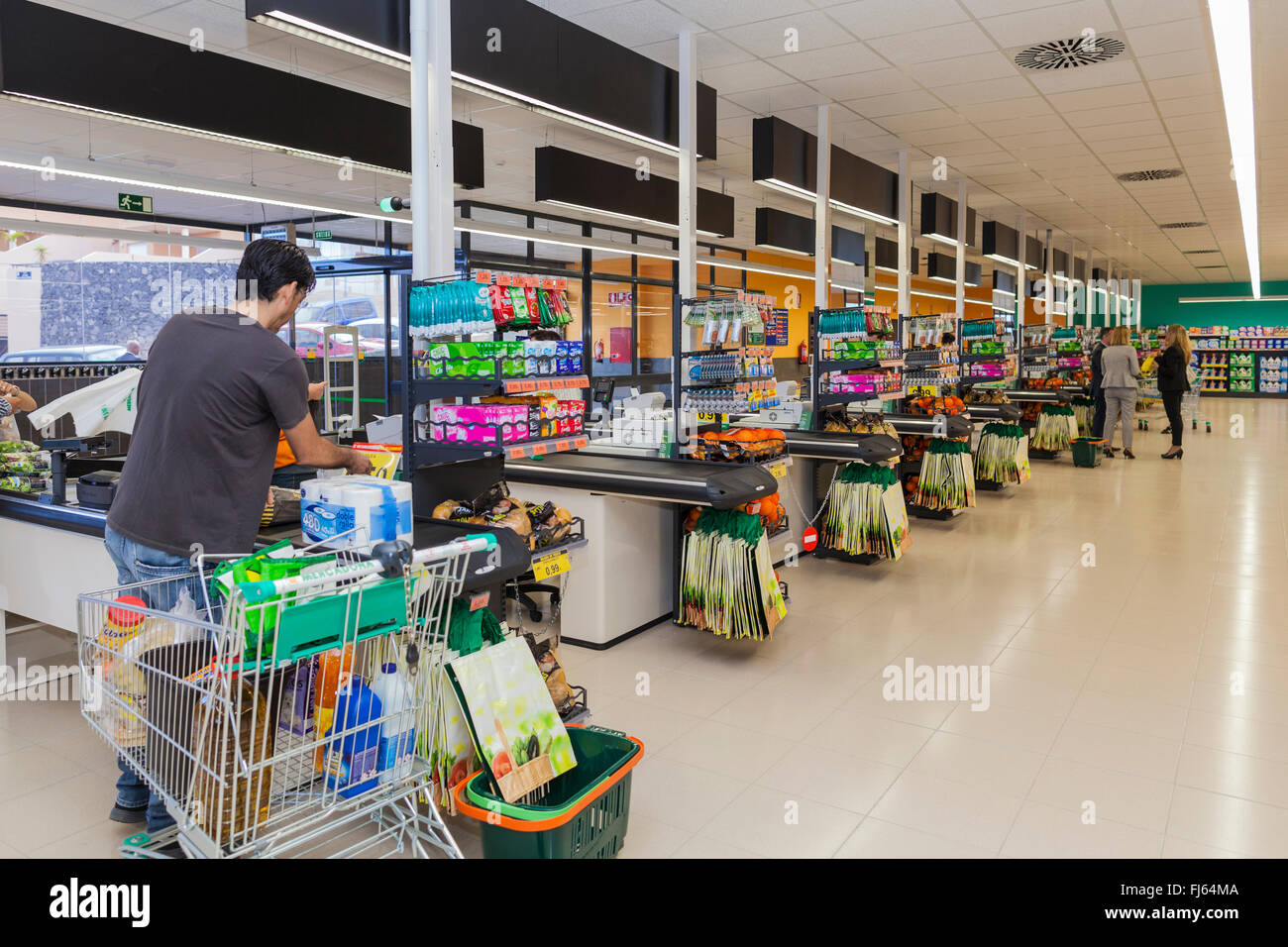 Fila de checkouts en el supermercado Mercadona en Puerto Santiago,  Tenerife, Islas Canarias, España Fotografía de stock - Alamy