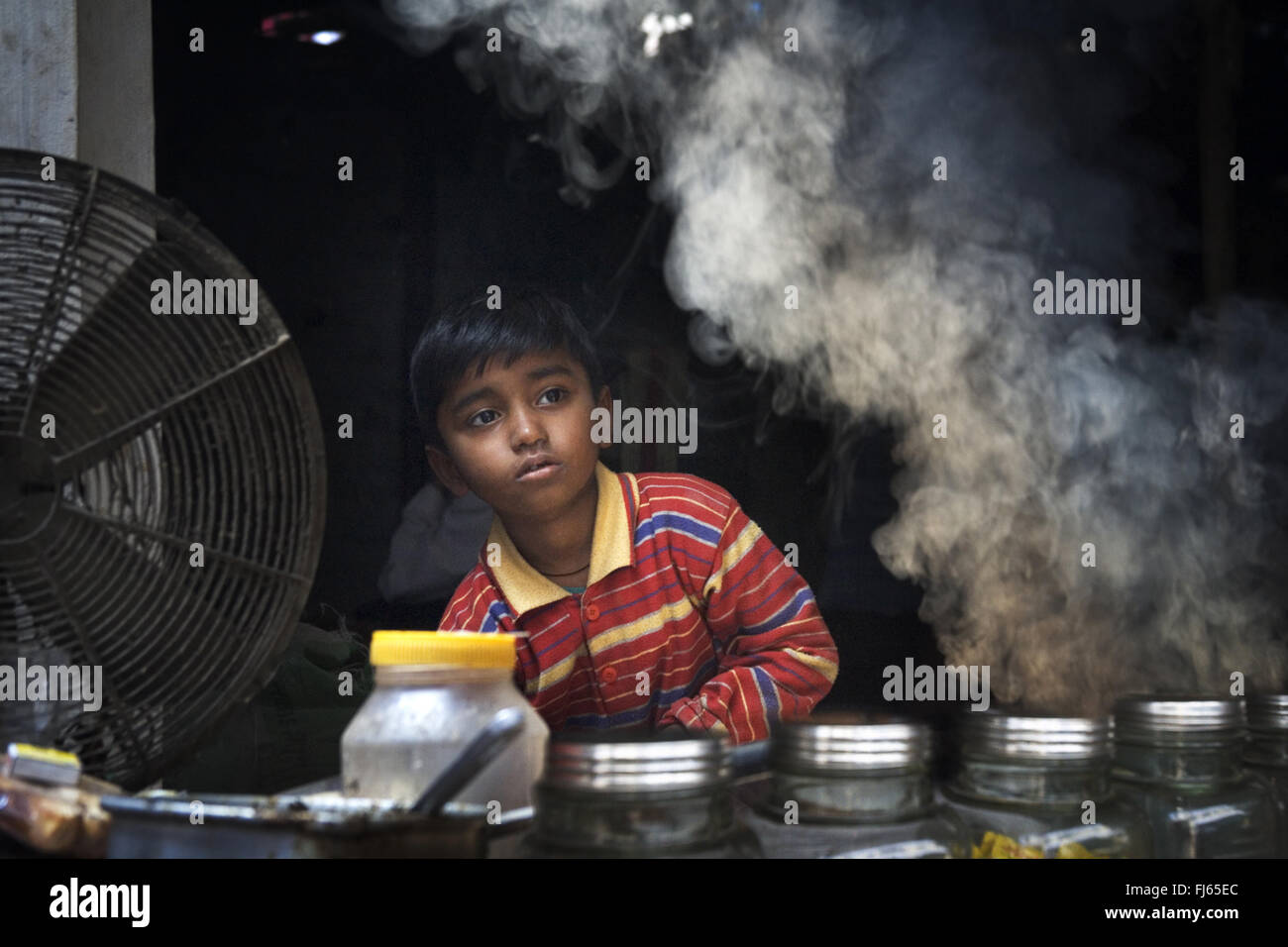 Jóvenes, vendedores ambulantes de la India, Varanasi Foto de stock