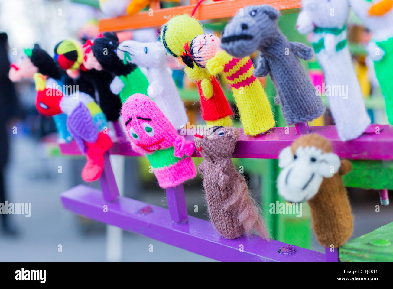 Pequeñas marionetas de diversos colores para los dedos Fotografía de stock  - Alamy