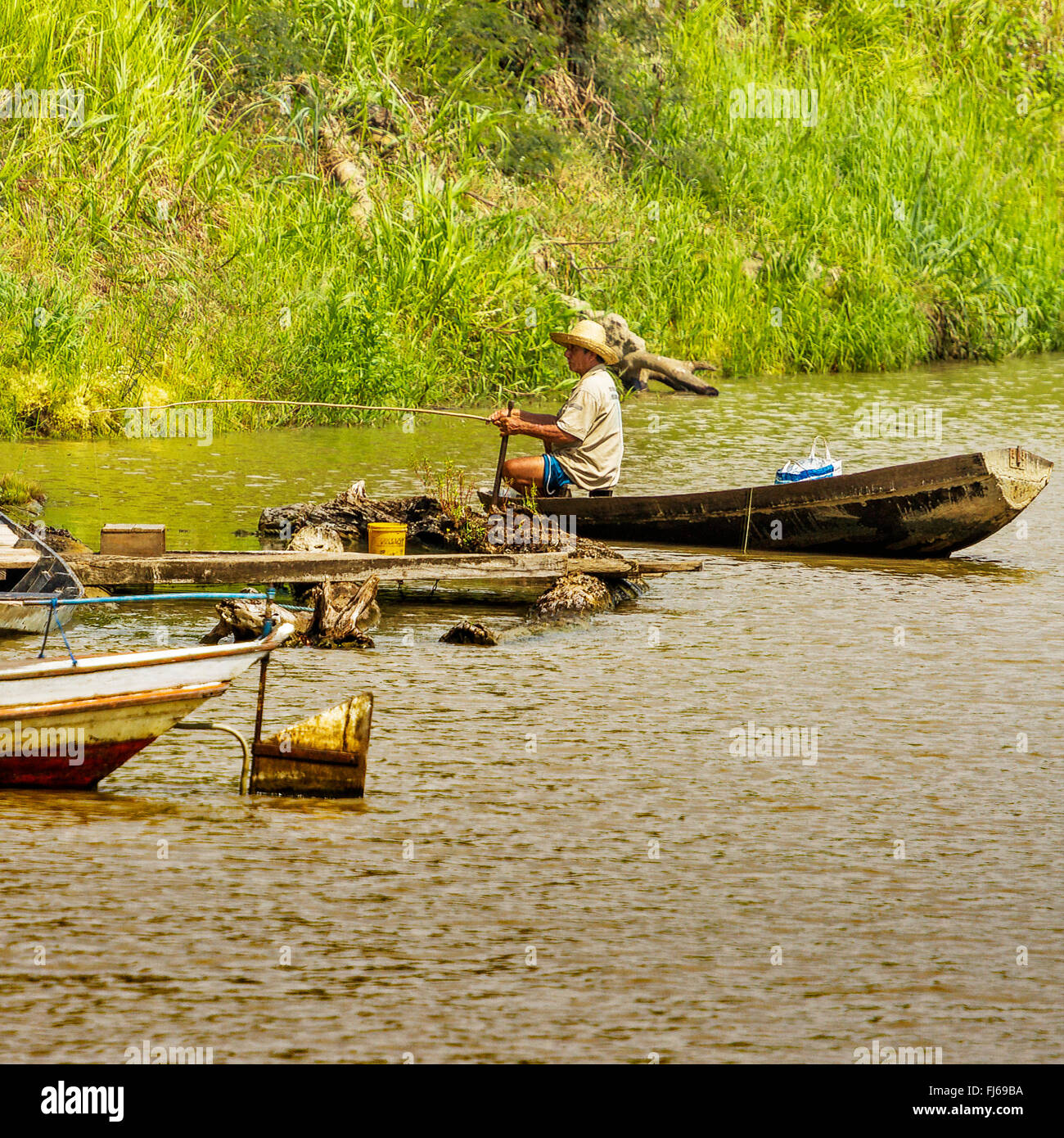 Pescador en el río Santarem, Brasil Foto de stock