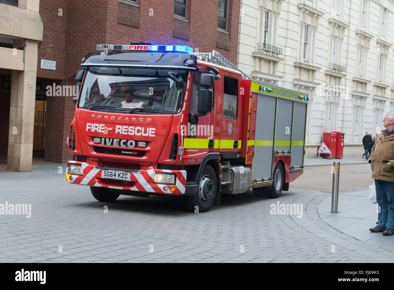 Bomberos de responder a una emergencia - Conducir con sirenas y luces  azules a través del centro de Exeter, Devon, Inglaterra, Reino Unido  Fotografía de stock - Alamy