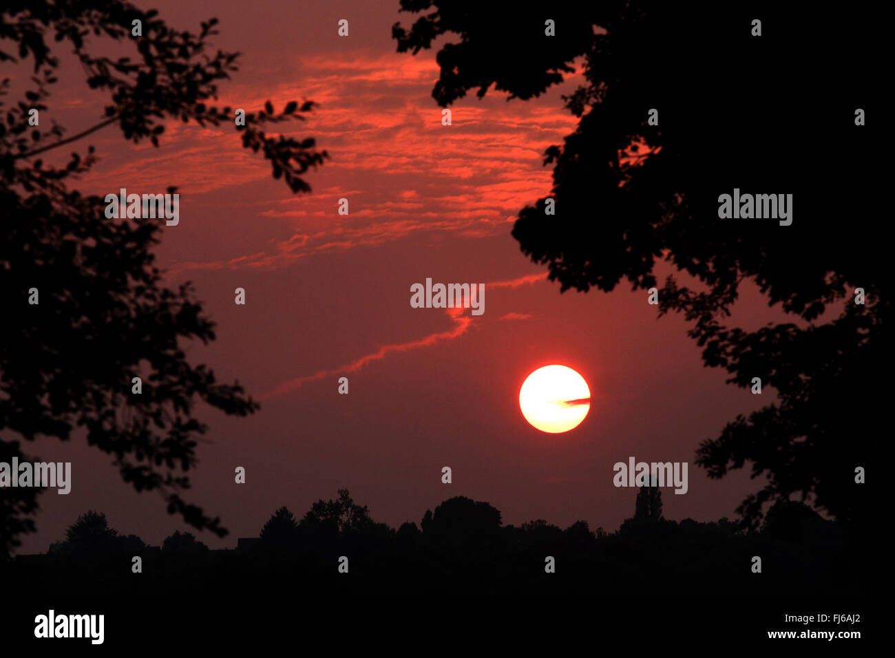 Puesta de sol después de un día con tiempo inestable, Alemania Foto de stock