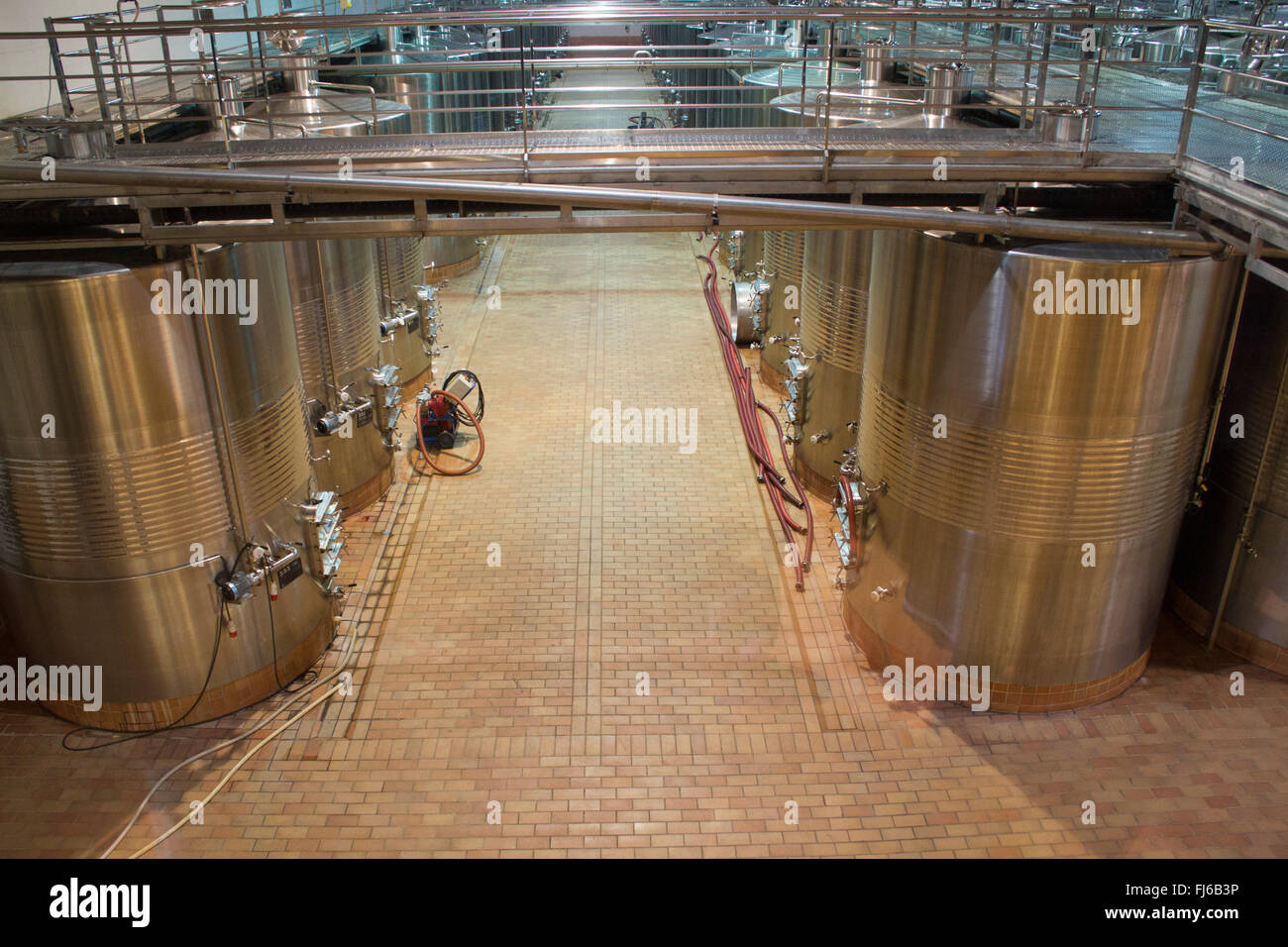 Tanques de acero inoxidable en la moderna bodega de Marqués de Riscal Rioja,España Foto de stock