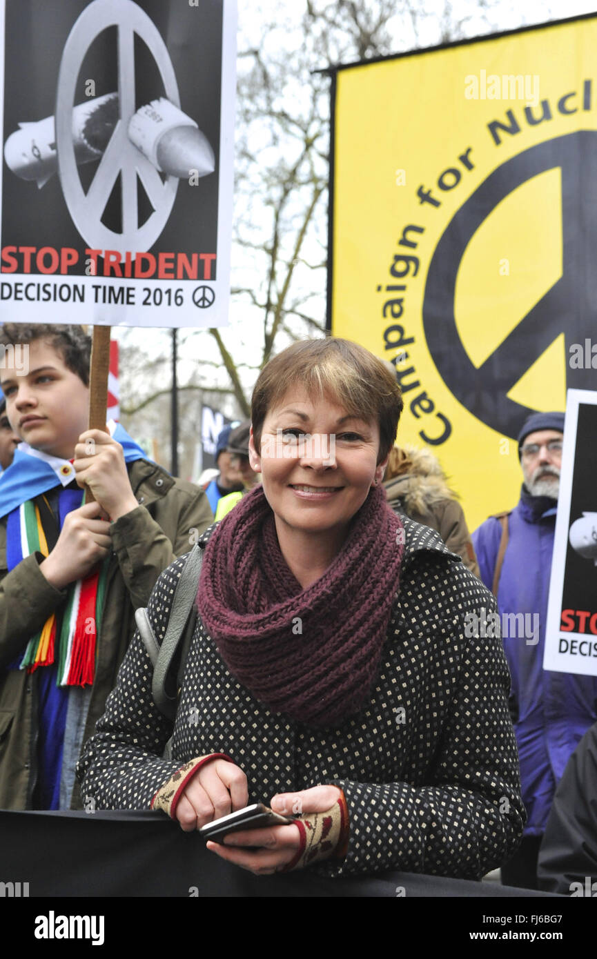 Caroline Lucas MP (del Partido Verde) a la cabeza de la parada Trident manifestación poco antes de que desaparezca. Foto de stock