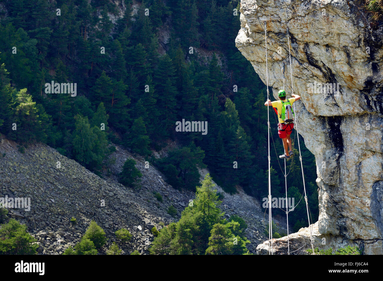 Escalador en un cable, vía ferrata llamado Les Rois magos, Francia, Savoie, Parque Nacional de Vanoise, Aussois Foto de stock