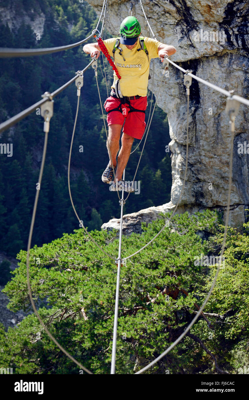 Escalador en un cable, vía ferrata llamado Les Rois magos, Francia, Savoie, Parque Nacional de Vanoise, Aussois Foto de stock