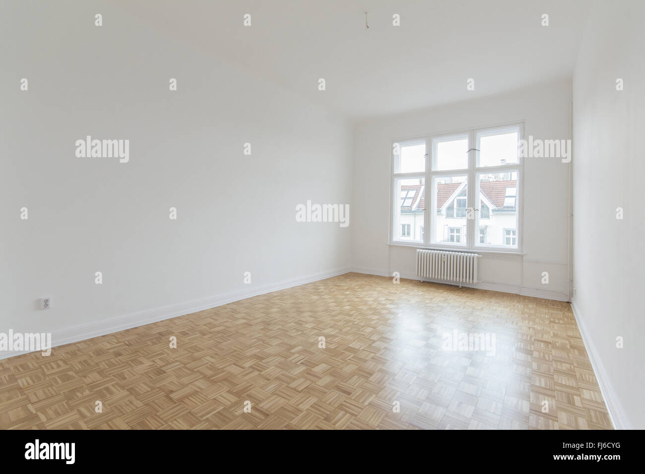 Habitación vacía con suelo de madera, recién renovado piso Foto de stock