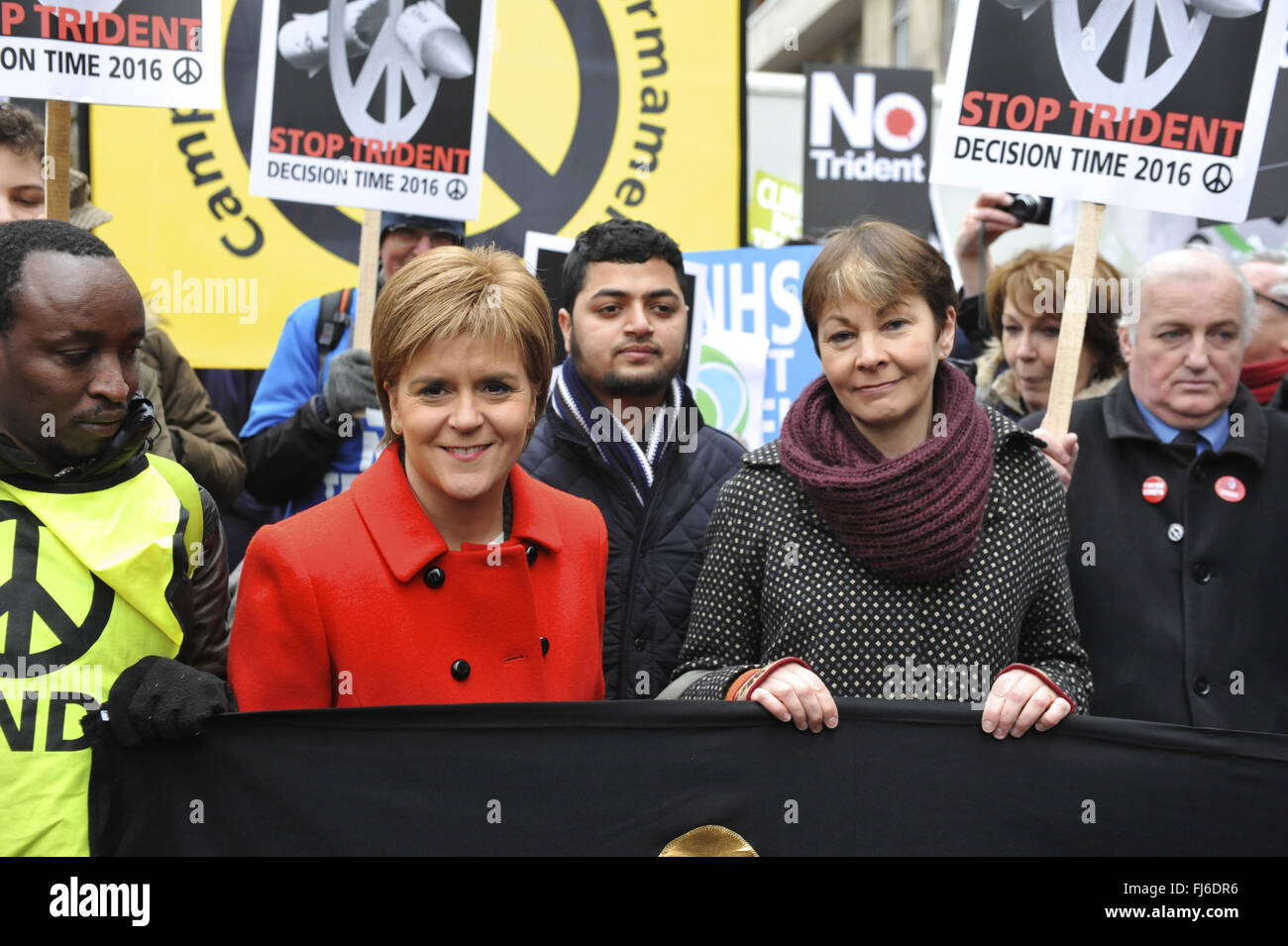 Nicola Sturgeon MSP (Primer Ministro de Escocia) y Caroline Lucas MP (del Partido Verde) a la cabeza de la parada Trident manifestación poco antes de que desaparezca. Foto de stock
