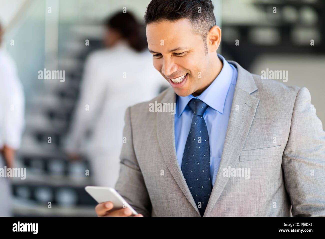 Empresario profesional utilizando smart phone en Office Foto de stock