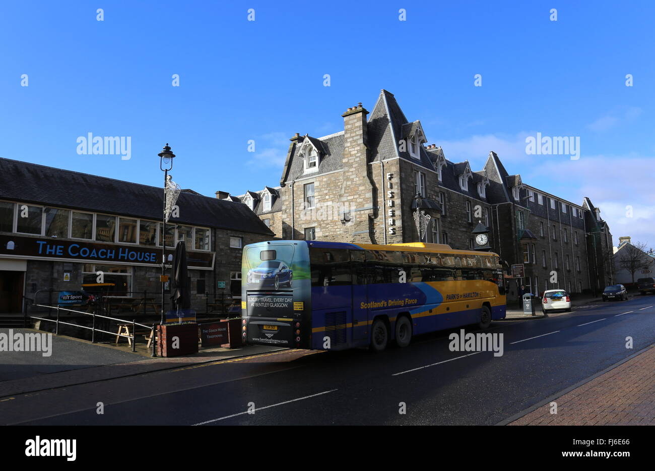 Parques de Hamilton autobús fuera de pescadores Hotel Pitlochry Escocia en febrero del 2016 Foto de stock