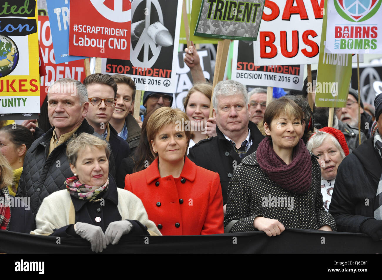Kate Hudson (Secretario General, la Campaña para el Desarme Nuclear), Nicola Sturgeon MSP (Primer Ministro de Escocia) y Caroline Lucas MP (del Partido Verde) a la cabeza de la parada Trident demostración. Foto de stock