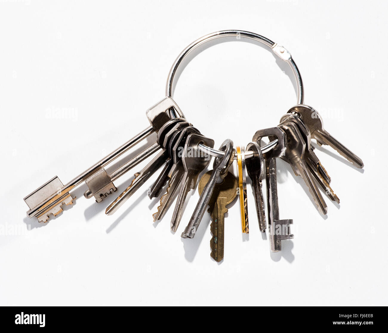 Gran surtido manojo de llaves doméstico o de oficina pequeña en un anillo de metal en un anuncio de seguridad seguridad o concepto de propiedad Foto de stock