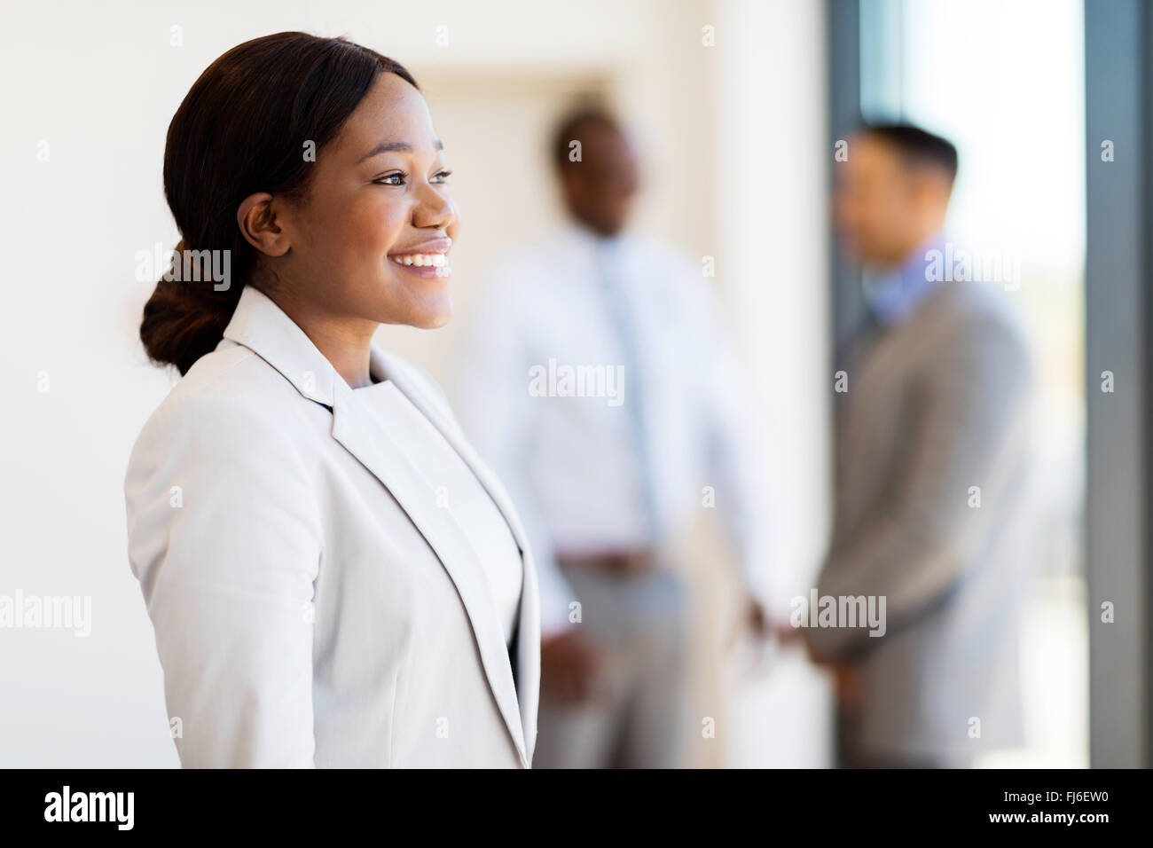 Los jóvenes afroamericanos empresaria en busca de oficina fuera de la ventana Foto de stock