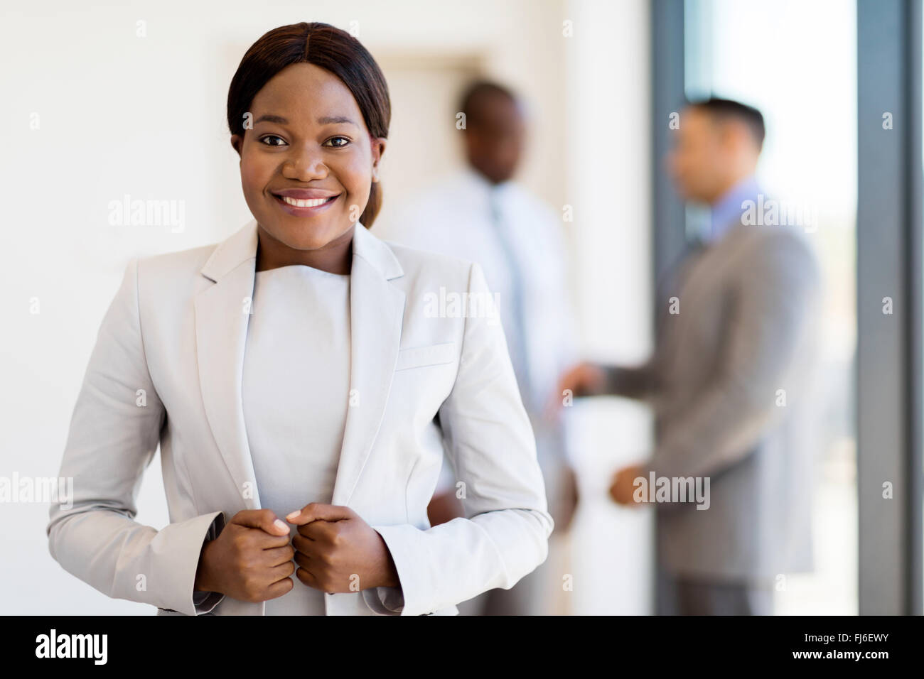 La empresaria africana moderna en la oficina mirando la cámara Foto de stock