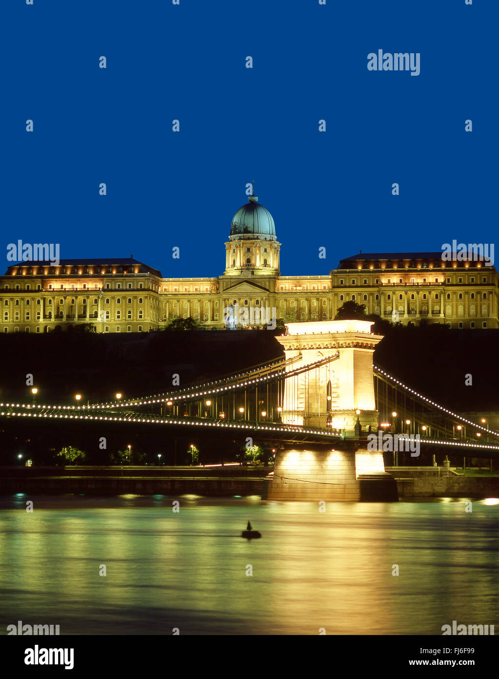 La "Cadena Bridge' y Palacio Real sobre el río Danubio en el crepúsculo, plagas, Budapest, República de Hungría Foto de stock