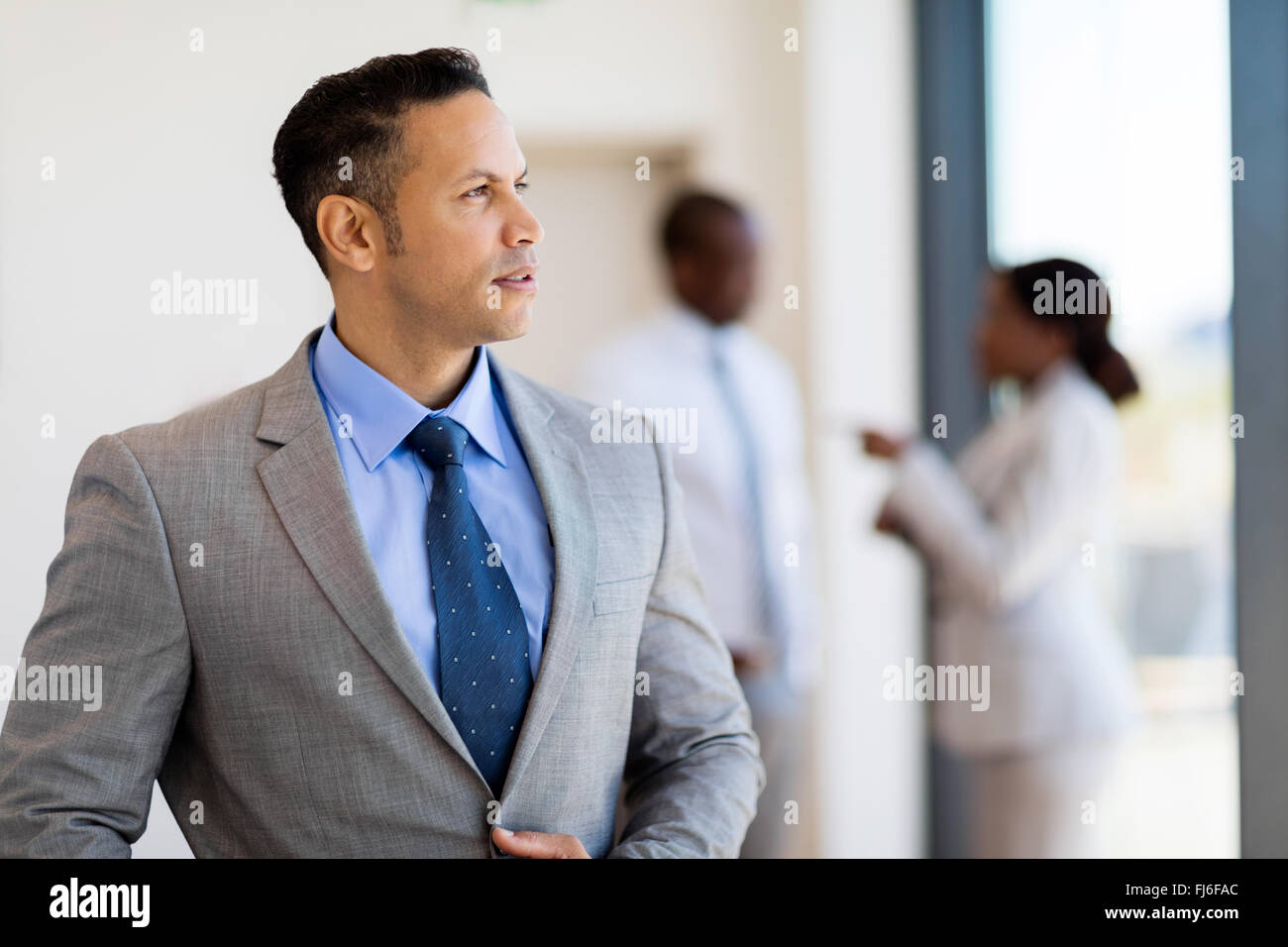 Pensativo hombre de negocios dentro de un edificio de oficinas Foto de stock