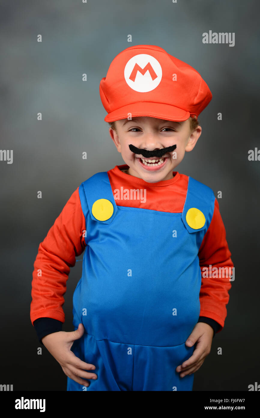 Chico vestido como Super Mario Bros contra un fondo gris Fotografía de  stock - Alamy