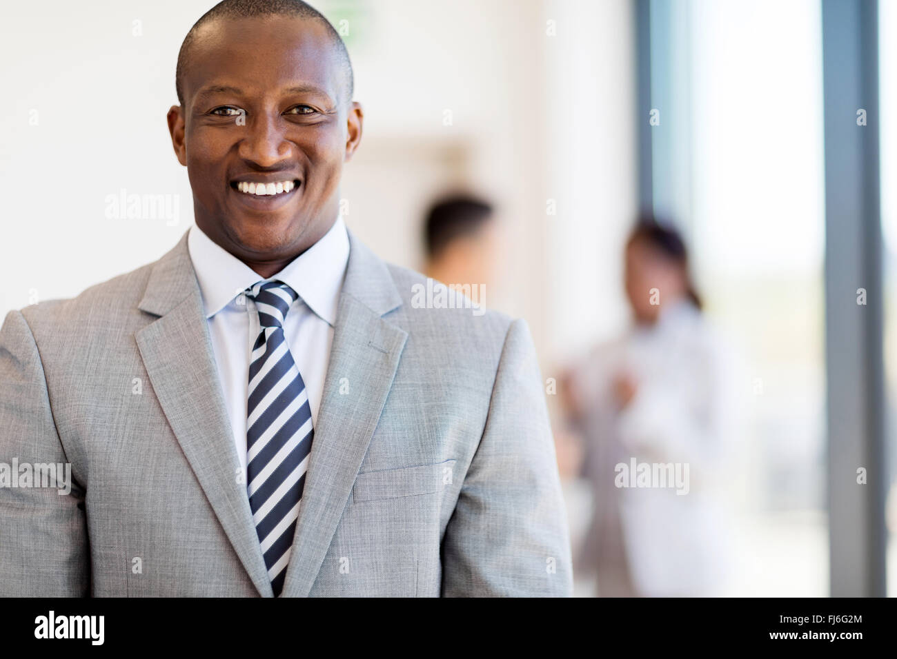 Retrato de guapo empresario Afroamericano en Office Foto de stock