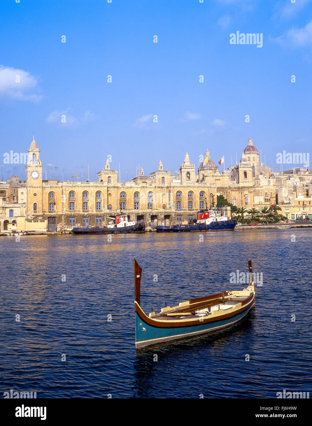 Luzzu barco en puerto, Valletta (Il-Belt Valletta), Sur de barrio portuario, Malta Xlokk Región, República de Malta Foto de stock