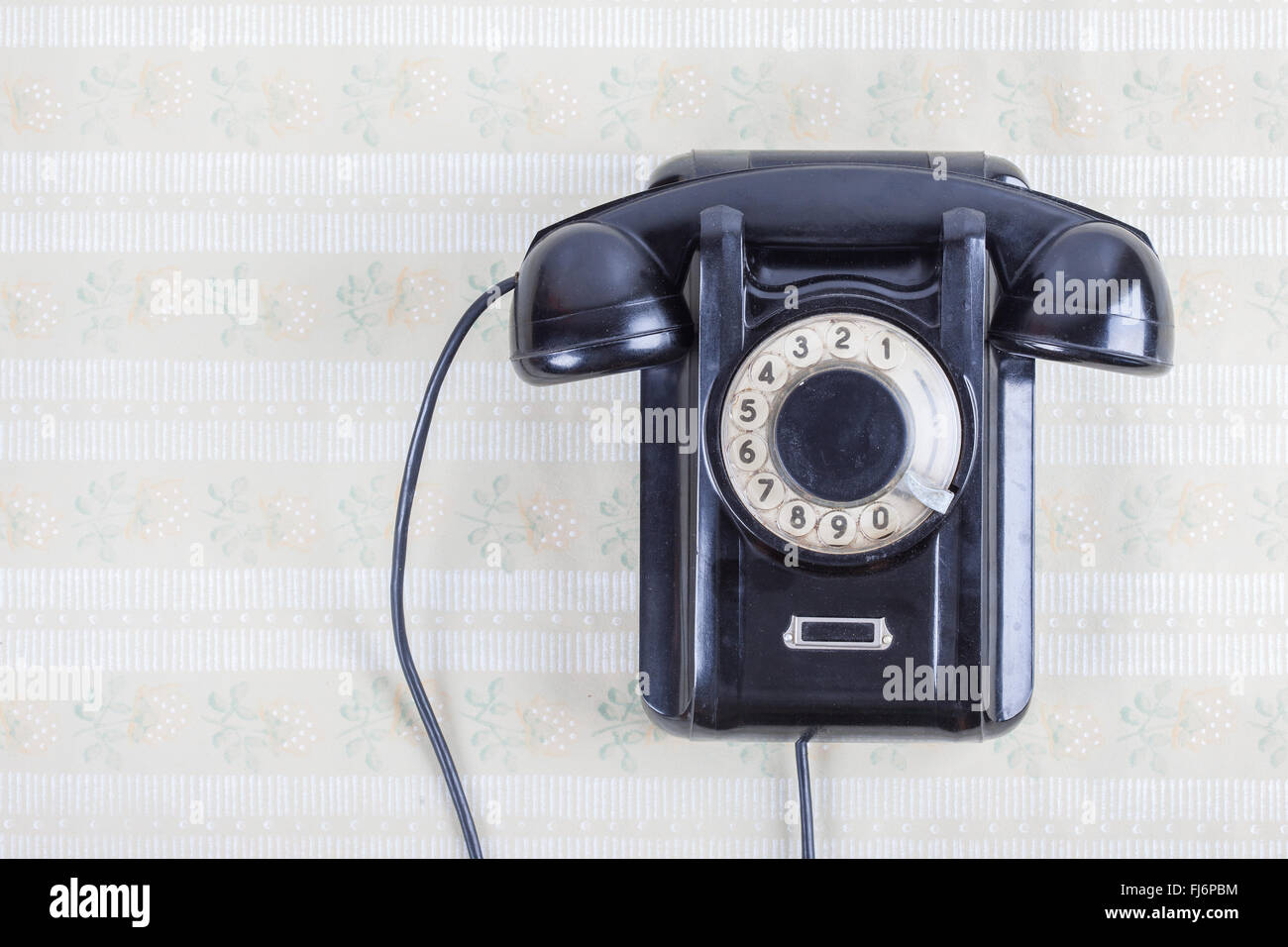 Retro teléfono en una pared de madera Foto de stock
