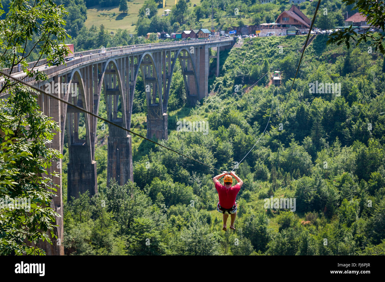 Djurdjevic tirolina puente sobre el cañón del río Tara Foto de stock