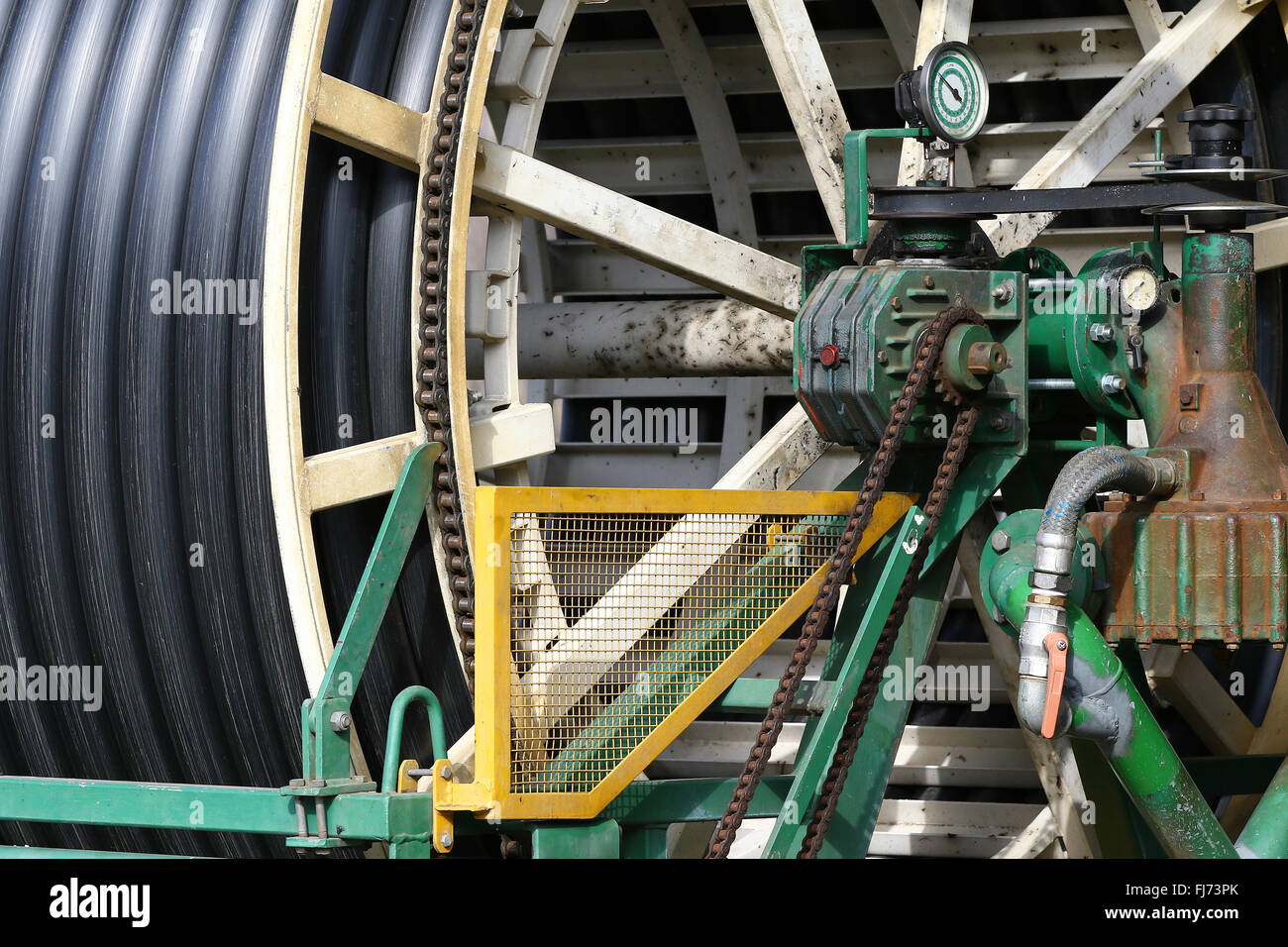 Detalle de un carrete de manguera de agua industrial para su uso en  sistemas de riego agrícola Fotografía de stock - Alamy